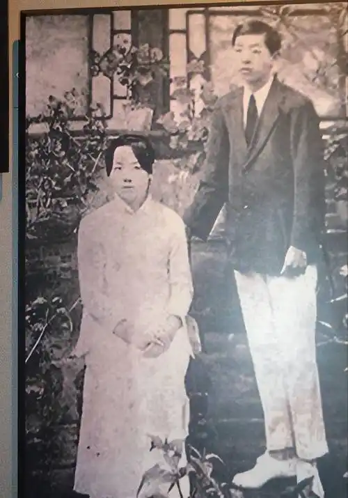 1990年,于凤至在美国病逝,病逝前含泪对女儿说:替我去