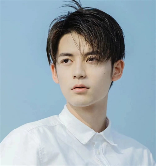 韩式微分刘海发型,用发蜡抓出造型就变时尚帅哥,非常修颜又帅气.