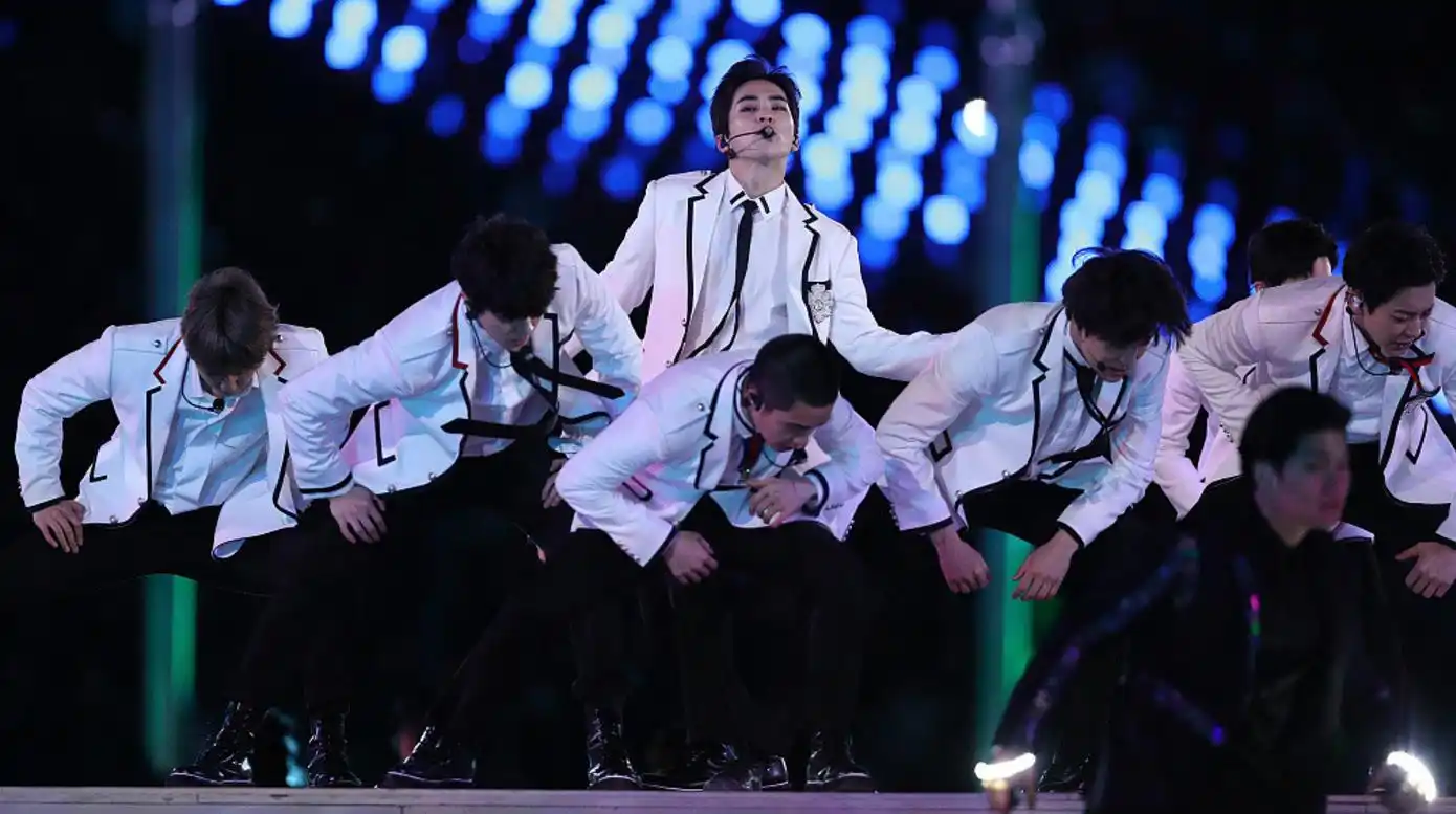 exo出席平昌冬奥会闭幕式刀群舞经验全场 西装革履酷帅十足