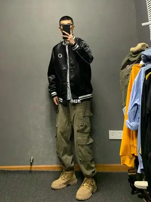 马丁靴工装裤搭配什么上衣冬天男