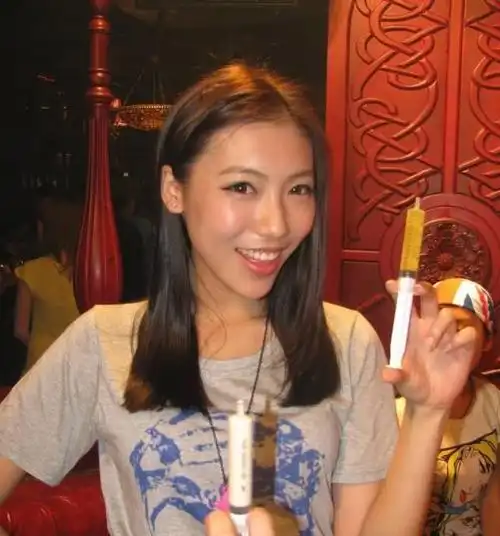 cba易建联妻子晒自拍短裙彰显气质33岁性感十足2儿子有天赋