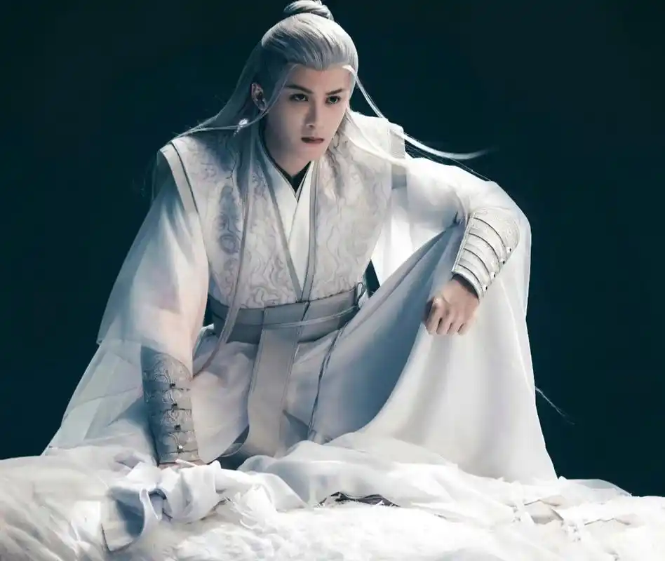 白发相柳这绝世容颜啊,古装剧中没见过哪个白发妆造比他好看的,大家