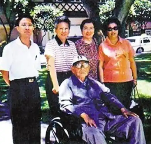 "张学良坐在轮椅上,听闻张闾蘅介绍完自己是杨虎城后人,他怔了一下,只