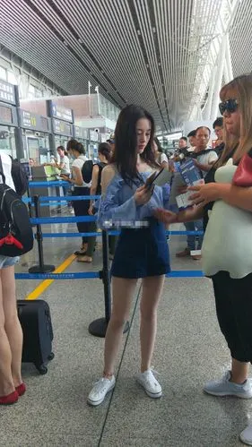 鞠婧祎现身机场,路人镜头下暴露了真实颜值,网友:比例很好!