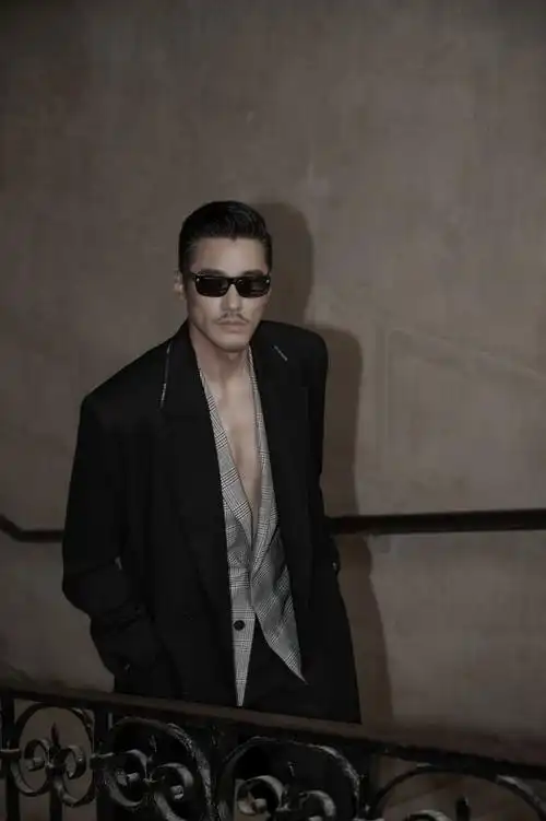 胡兵受邀出席纪梵希2024春夏大秀 酷men搭配彰显真我个性