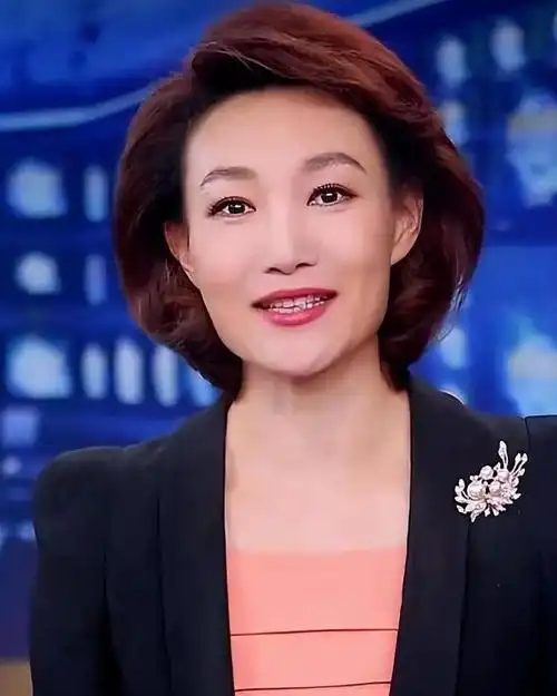 她是央视知名主持人,"贷款"上班20年戴假发出镜!