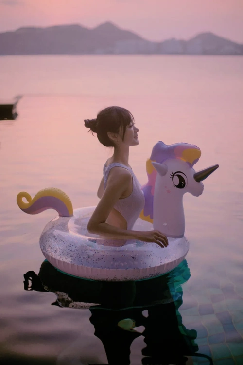 何泓姗已经34周岁了穿着一身白色泳装在湖边戏水这状态是真的少女感