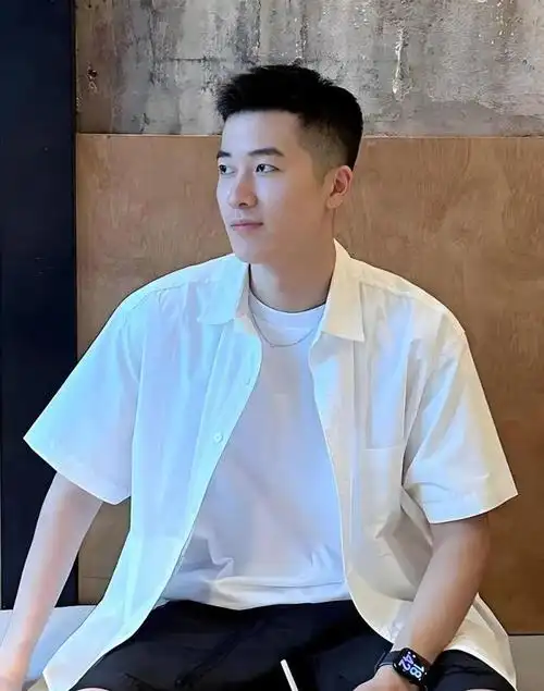 建议穿"白衬衫"的男生,剪这3款帅气发型,阳光青春有气质!