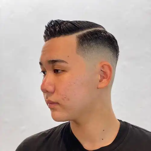 30岁以上的男士,选择发型一般要体现出自己稳重时尚的一面,绅士二八分