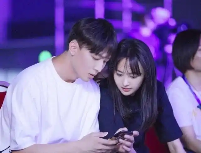 郑爽现身法院起诉前男友张恒 两人同开公司 分手后陷财务纠纷