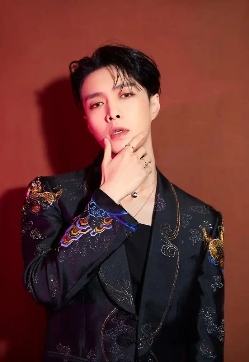 张艺兴刺绣西装帅气写真图片44