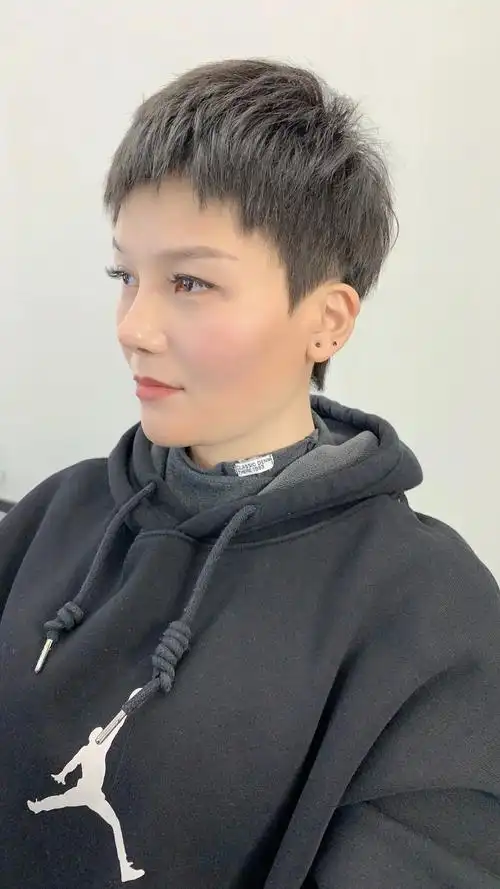 女人到了40岁,大多数也喜欢比较利落一点的发型,搓边短发可以说是短发