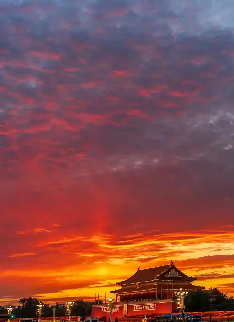 成片的火烧云映在天安门城 - 抖音