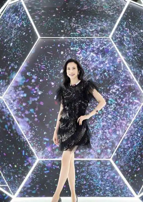 莫文蔚的腿价值3000万,她穿着短裙,腿又细又长,女人羡慕他们_的优点