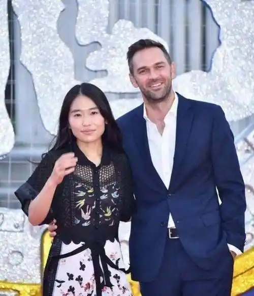 张艺谋女儿张末罕见亮相身材娇小相貌一般但身旁外国老公很帅