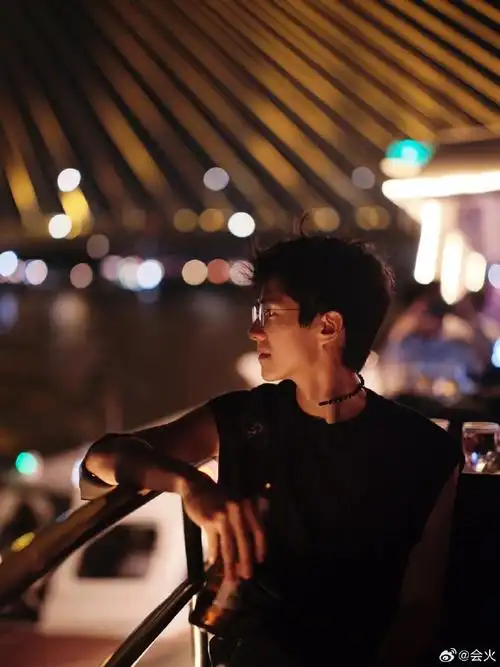 刘昊然泰国游玩照