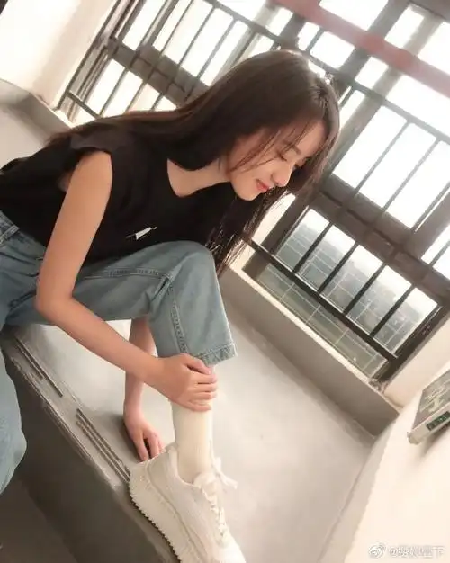 袁冰妍#黑t恤牛仔裤,秀丽甜美!