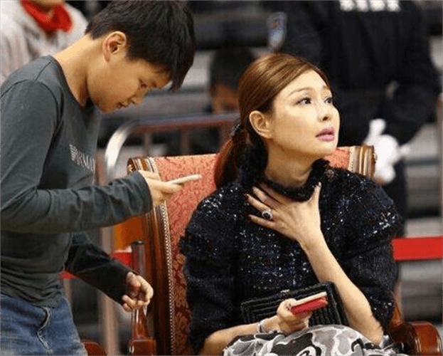 宏远老板娘吴迪个人资料广东宏远俱乐部老板娘吴迪简历