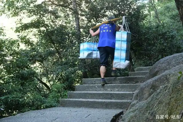 去过黄山的你,一定见过肩扛200斤重担的挑夫们,他们才是真的累