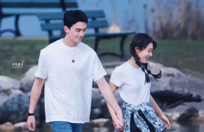 吴磊赵今麦芬兰路透养眼 二人穿情侣装牵手散步_明星_舞儿网