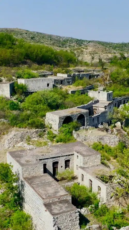 河北大山里发现一无人村,曾经繁华的村庄,如今搬的搬,走的走,散的散