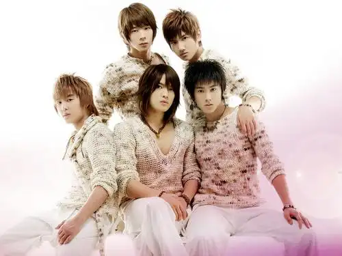 团员max昌珉在录制东方神起出道的第一首单曲「hug」时,除了忙著