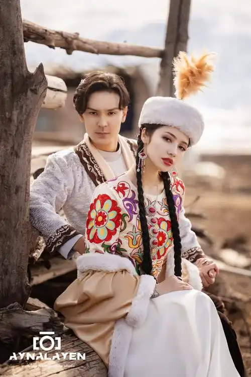 哈萨克族民族风格现代化民族风格时尚款民族款融合新疆情侣美女帅哥