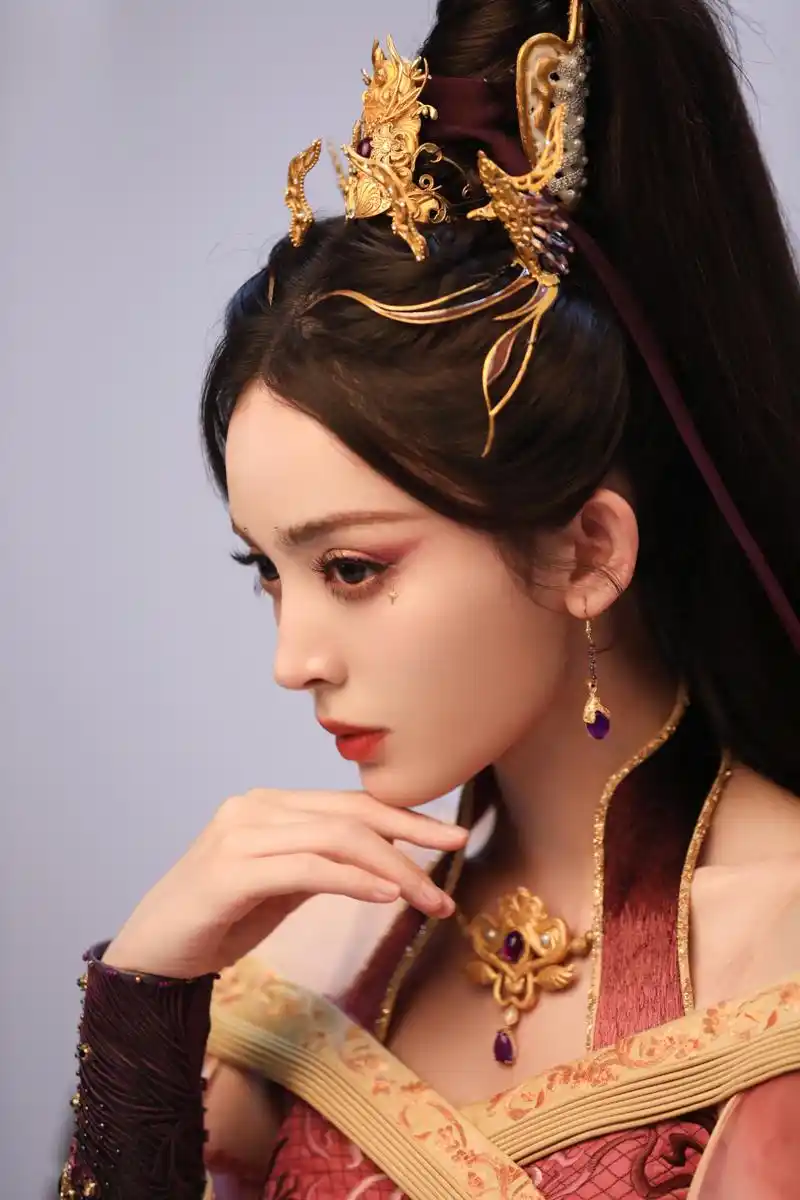 古力娜扎一身紫衣古装亮相,高马尾金簪的造型显得英气十足.