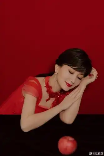 赵雅芝最新写真气质出众 一袭红色长裙秀香肩尽显好身材
