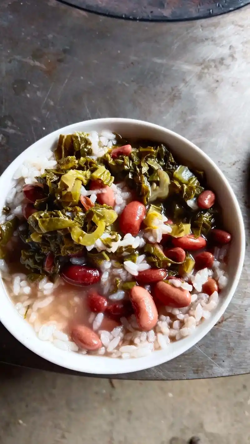 粗茶淡饭也是生活啊 #我们穷人吃素菜叫寒酸 #忘不掉的家乡 - 抖音