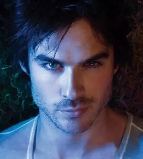 邪魅眼的眼周没有浮肿的感觉,瞳孔露出的较多,因此眼神更加坚定有力