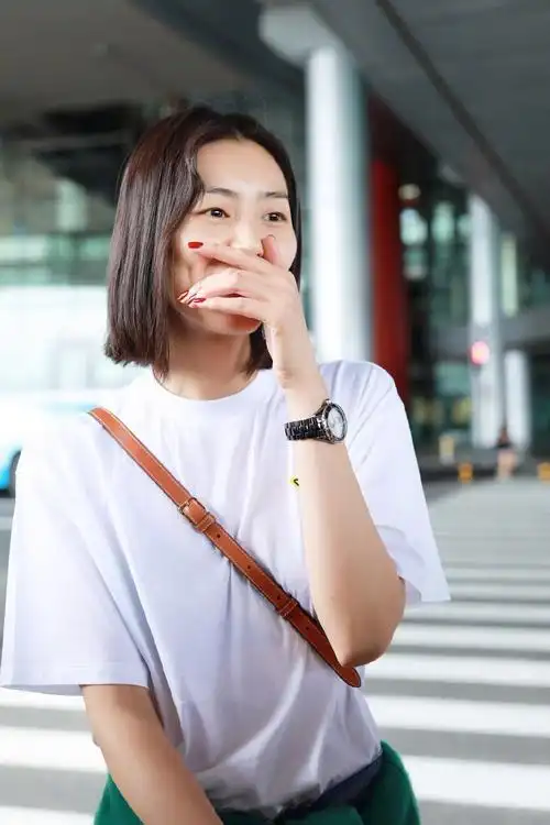 刘雯机场街拍依旧休闲装扮