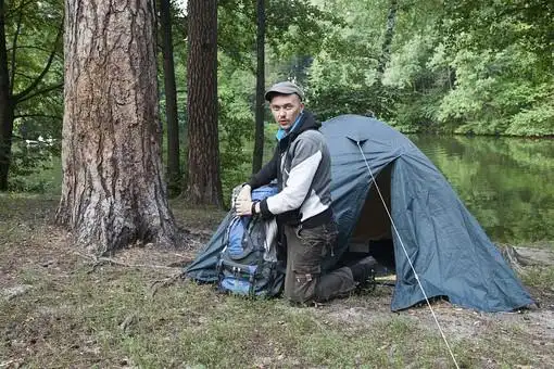 在湖边外国男人11顶帐篷