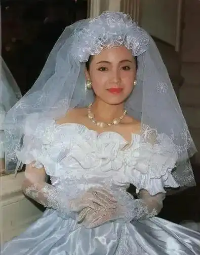 当年就是看了这些港星穿婚纱,才让我们迷上婚纱照