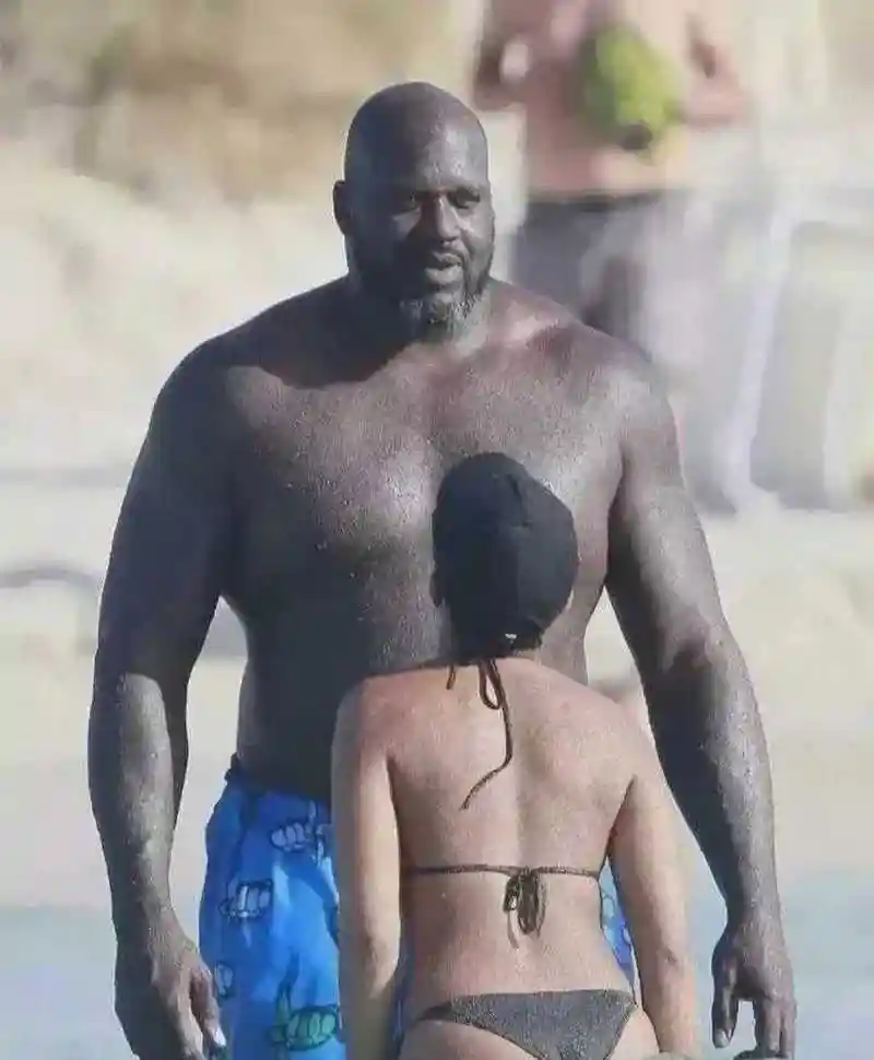 早期奥尼尔和女友在海边的合影,这身材和体型的差距,太有压迫感了.