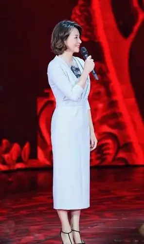 董卿腹有诗书气自华蓝色连衣裙配龙纹内衬简约利落知性优雅