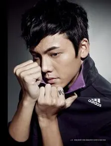 陈伟霆手指上的纹身脚踝处也有w字母还配上了羽毛