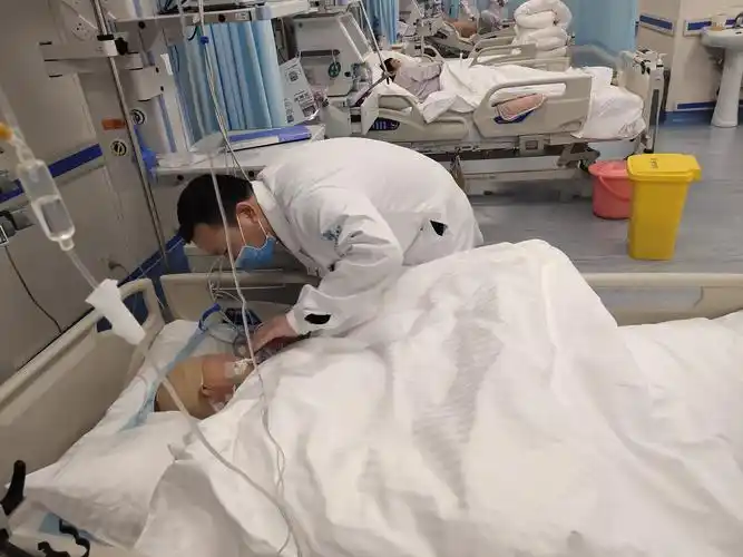 术后患者左侧肌力明显好转,右侧面瘫闭眼情况明显好转,手术效果显著!