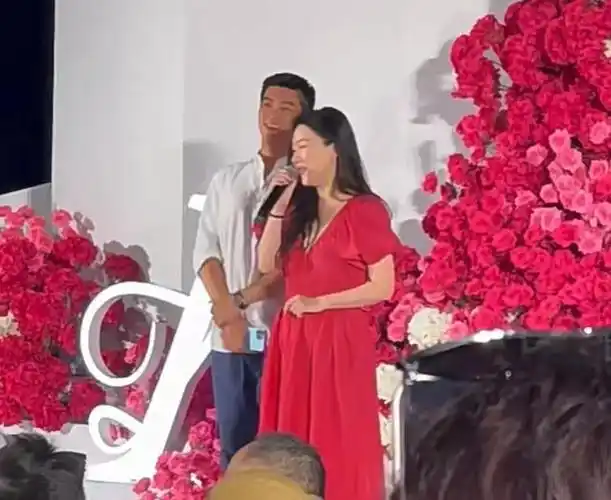 杜江夫妇参加婚礼,霍思燕大红长裙 富态圆润,领口比新娘婚纱都低