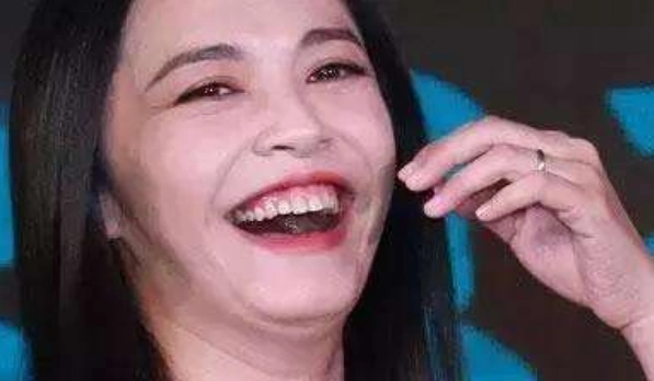 女生都喜欢樱桃小嘴,但世界上嘴巴最小的女人,表示最小很苦恼