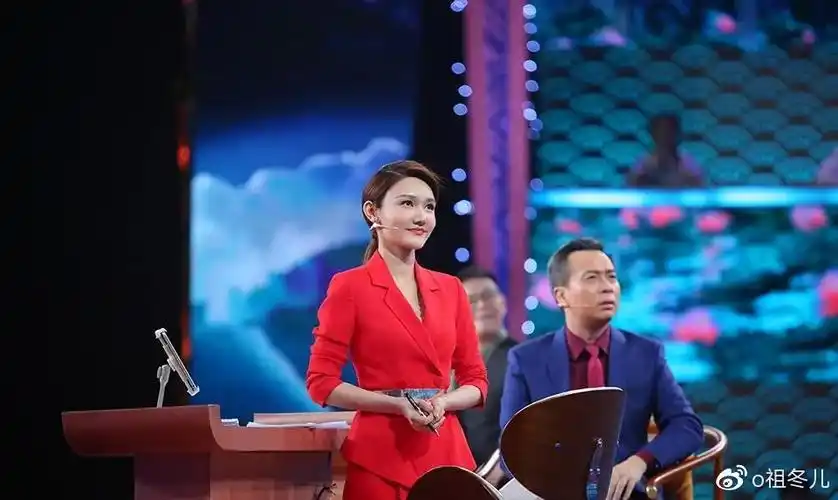 龙洋蛰伏潜行的蜕变2021春晚最靓的主持