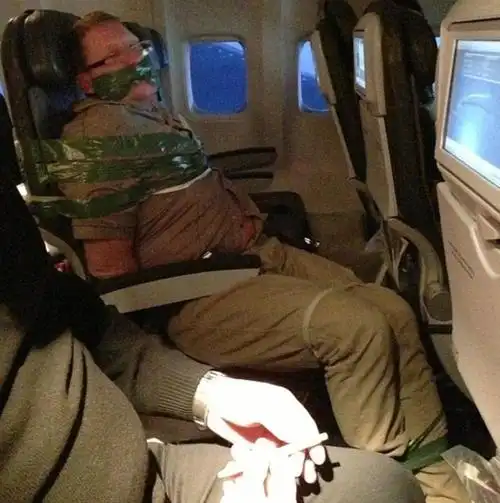 首页 图片 新闻精选看上图,大多数人可能会以为图中的男子被"绑架"了