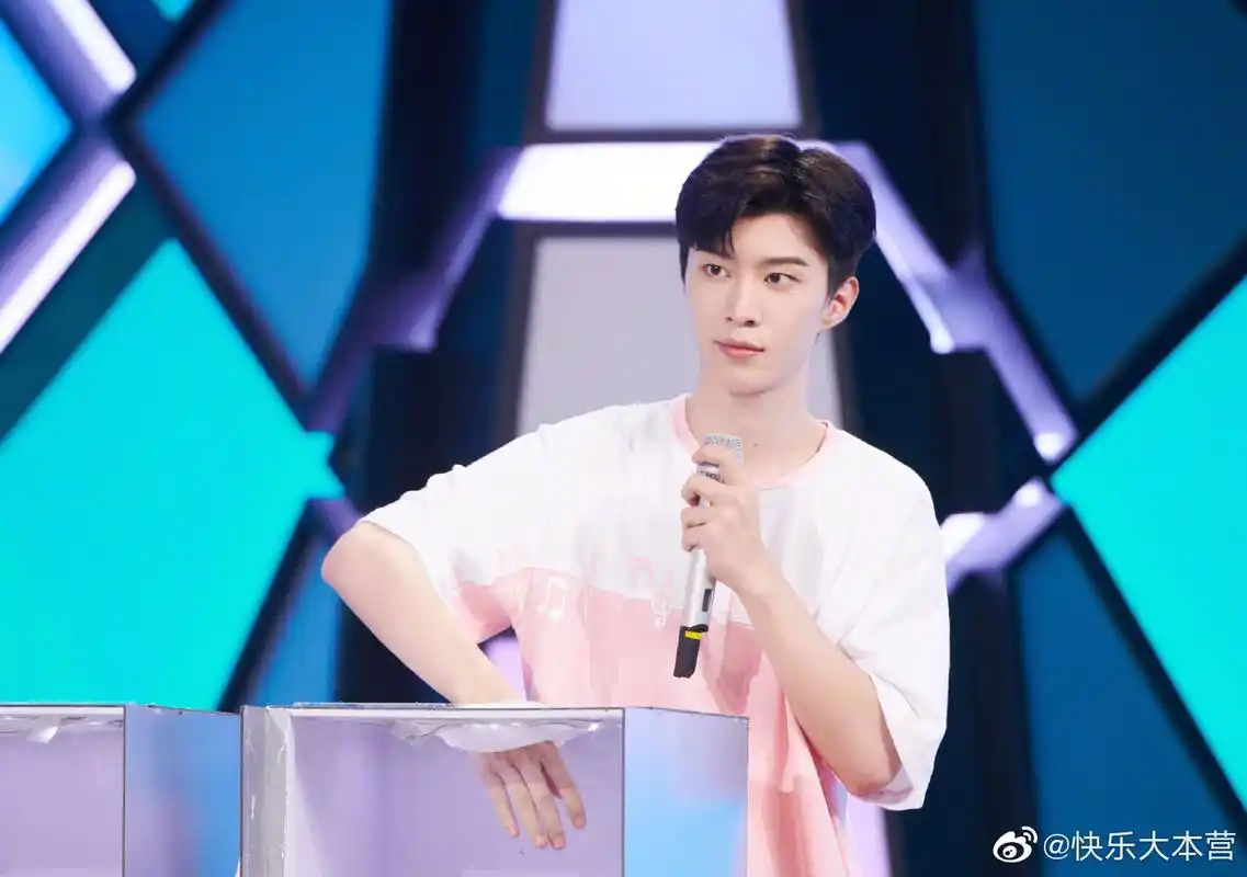 [范丞丞资讯] 丞丞《快乐大本营》新鲜剧照来袭 可奶可a腿长两米的