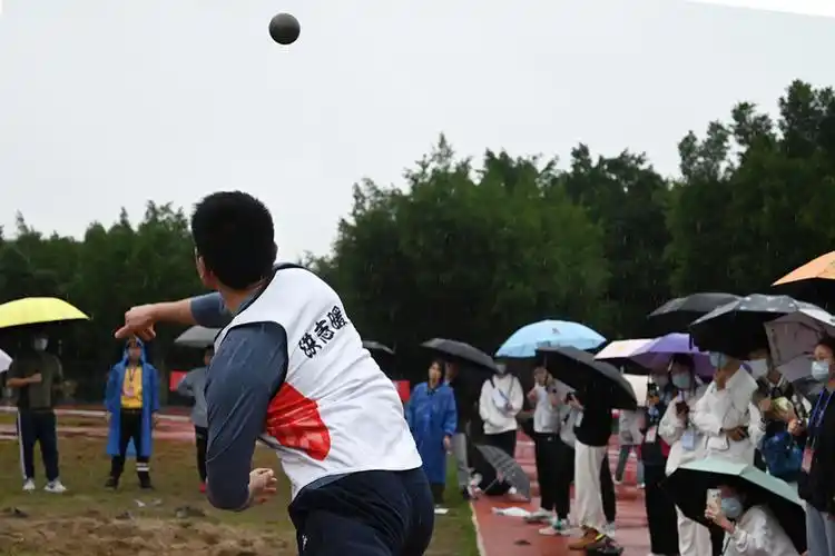 03铅球运动员拧身蓄势,右手发力,奋而投掷.(徐哲远/摄)