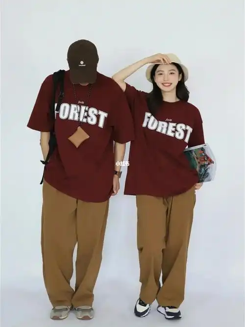 这个枣红色t恤真的太显白啦!搭配宽松卡其棕的裤子真的city感绝绝!