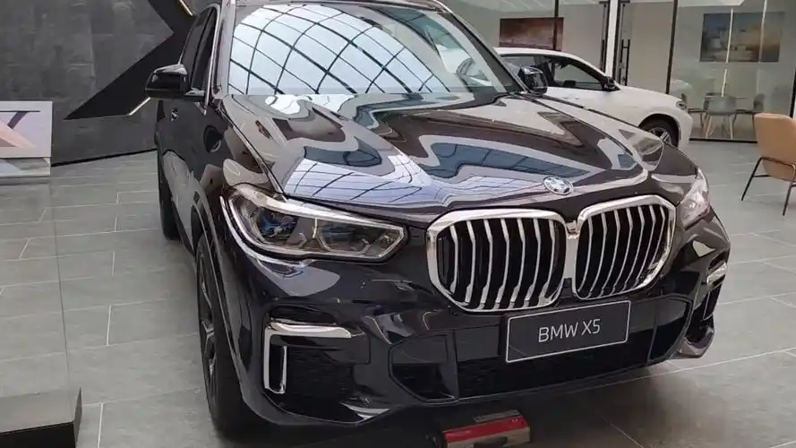 去4s店瞧瞧宝马x5,销售说这车优惠5万,看落地需要多少钱