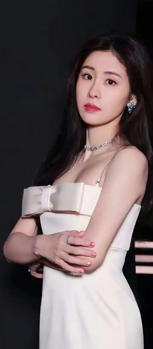 【张碧晨写真美图】一袭白色抹胸长裙,优雅柔美,闪耀施华洛世奇_活动