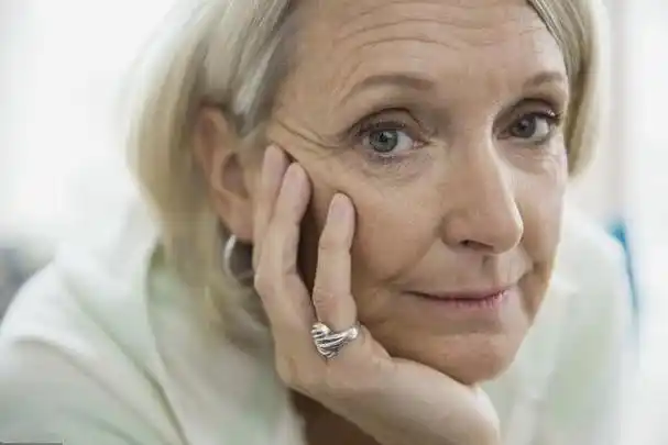 不论男女,身体衰老时会有5个丑态,若1个不占,恭喜你还算年轻!