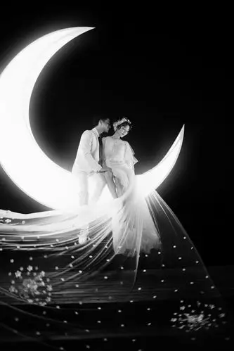 你见过坐在月亮上的婚纱照吗?新月如钩,佳人如斯.