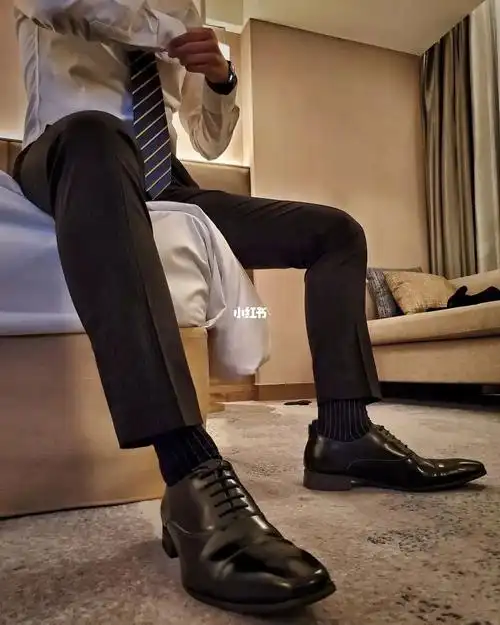 正装皮鞋  #皮鞋黑袜  #男士穿搭